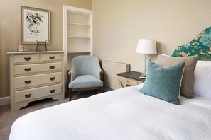 3 slaapkamers, een strijkplank/strijkijzer, reisbedje, wifi