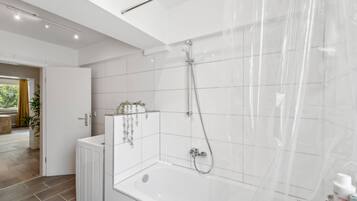 Haartrockner, Handtücher, Seife, Toilettenpapier