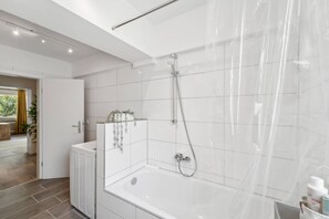 Haartrockner, Handtücher, Seife, Toilettenpapier