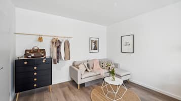 Een computerscherm en een printer