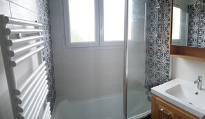 Haartrockner, Handtücher, Seife, Shampoo