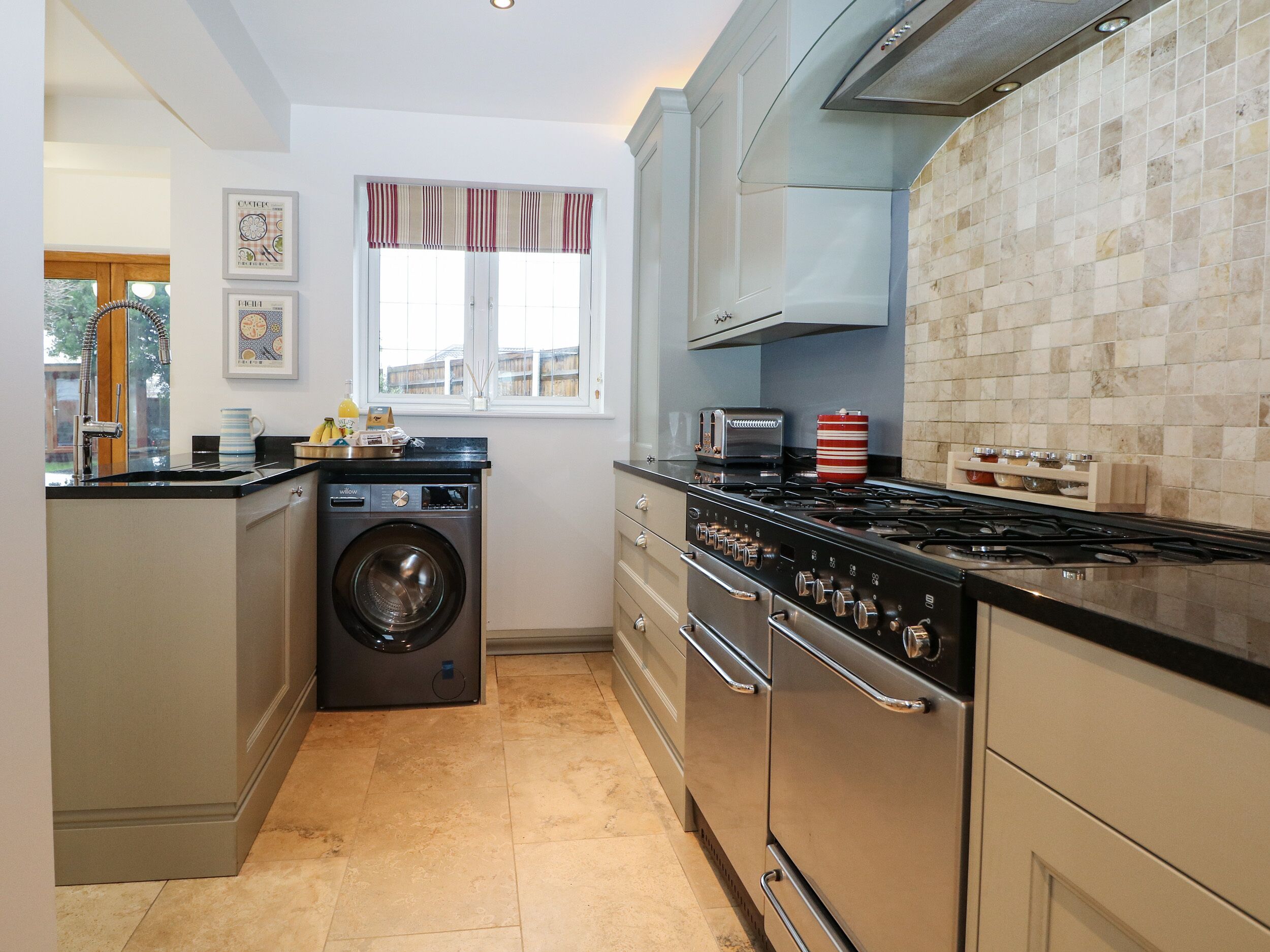 Jääkaappi, astianpesukone, vedenkeitin, leivänpaahdin