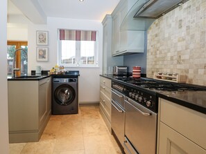 Fridge, dishwasher, electric kettle, toaster - Primrose Place (Worthing)