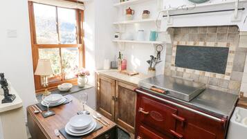 Lemari es, ketel listrik, dan pemanggang roti