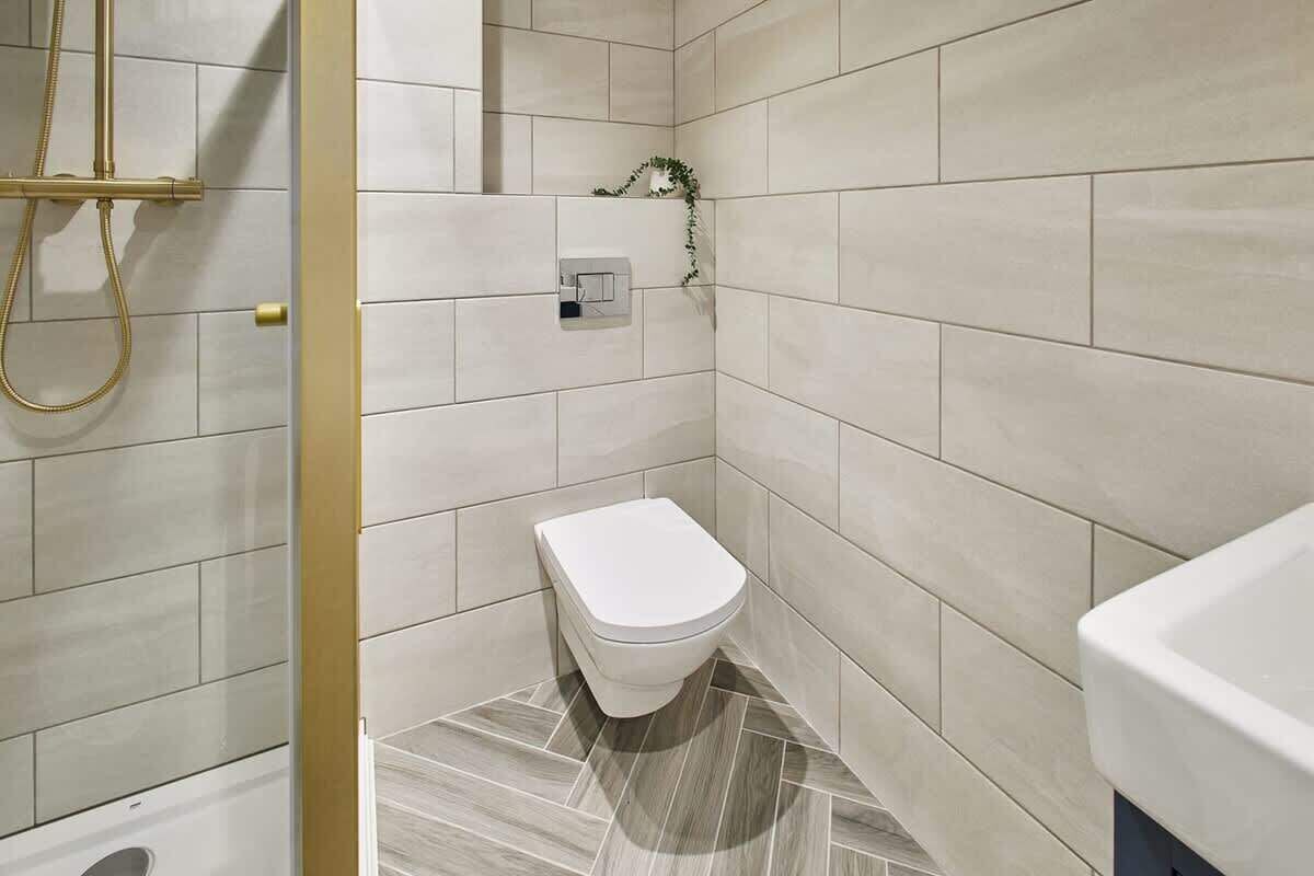 Een douche, een haardroger, handdoeken, shampoo