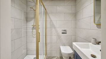 Doccia, asciugacapelli, asciugamani, sapone