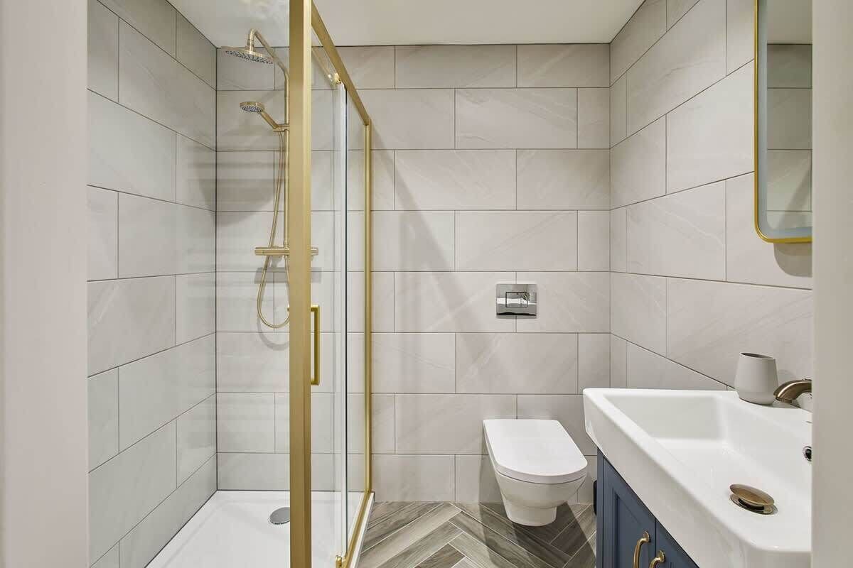 Shower, hair dryer, towels, shampoo