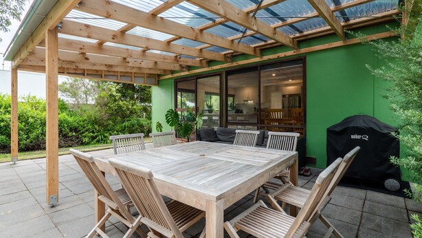 Outdoor dining - Surf Side Retreat In Inverloch (Inverloch)