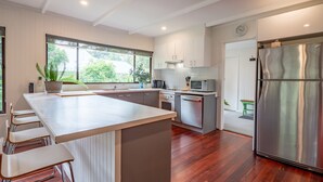 Microwave, stovetop, dishwasher - Surf Side Retreat In Inverloch (Inverloch)