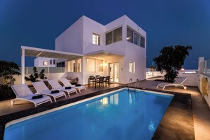 A modern two-story house with a swimming pool, outdoor seating, and a covered patio area. - Villa Atlantica - Private Heated Pool - Playa Blanca (Playa Blanca)