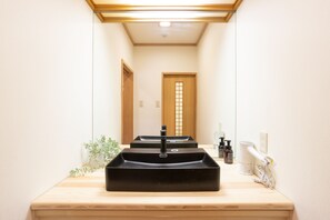 Ajisai Non-smoking | Bathroom | Separate bathtub and shower, spring water bathtub, hair dryer, slippers - Hakone Ashinoko Bikeikan (Hakone)