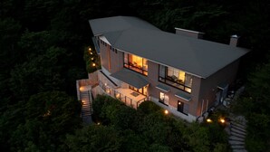 A modern two-story house with a flat roof, large windows, and a balcony. - Hakone Ashinoko Bikeikan (Hakone)