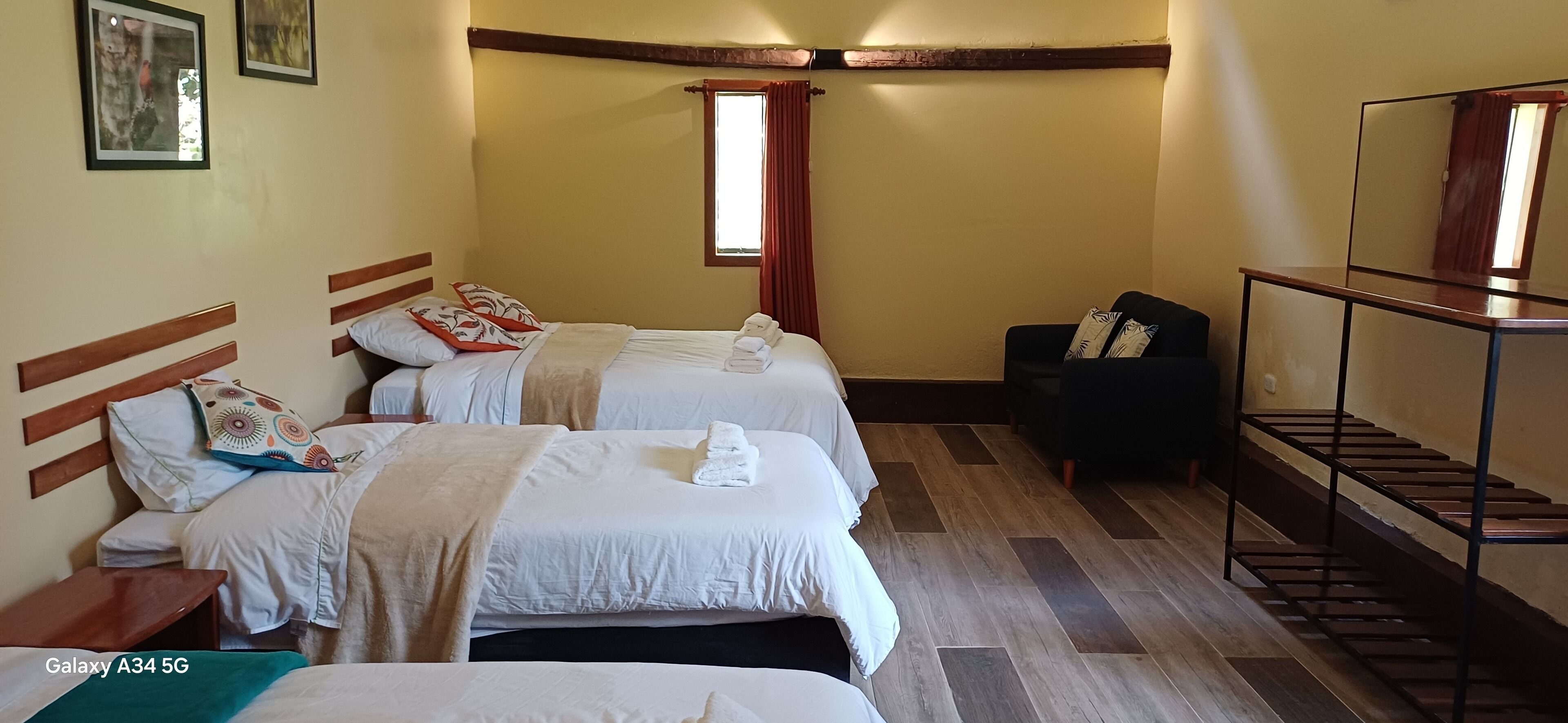 Family Room | Desk, free WiFi