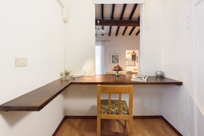 Comfort appartement | Woonruimte | Een 40-inch flatscreentelevisie met digitale zenders