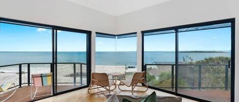 Télévision, cheminée, livres