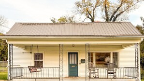 Exterior detail - Cozy Downtown Home near NRG National Park (Fayetteville)