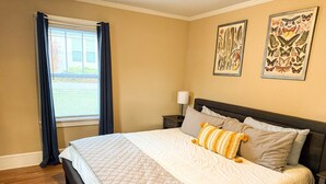 3 bedrooms, travel cot, free WiFi, bed sheets - Cozy Downtown Home near NRG National Park (Fayetteville)