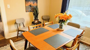 Dining - Cozy Downtown Home near NRG National Park (Fayetteville)