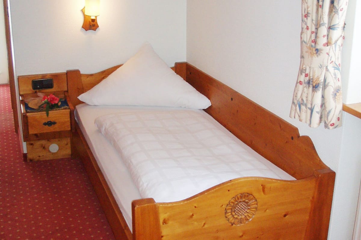 Habitación individual clásica | Ropa de cama hipoalergénica, decoración personalizada y escritorio