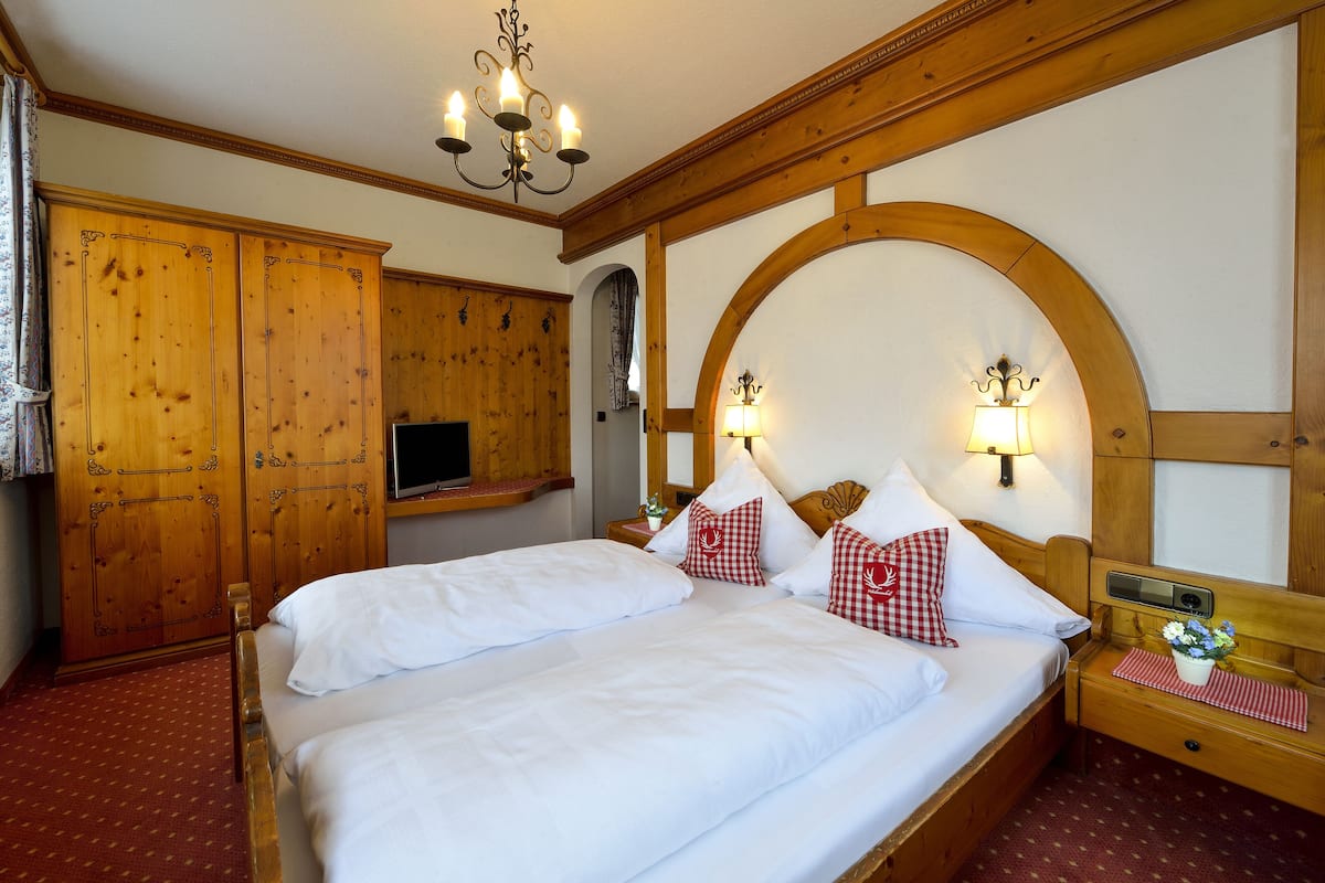 Habitación básica doble | Ropa de cama hipoalergénica, decoración personalizada y escritorio