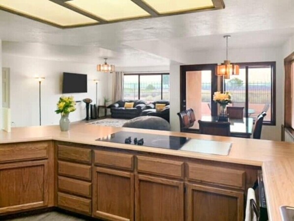 Interior - Lake Powell 4 BR, Hot Tub, on Golf Course, Views!


 (Page)