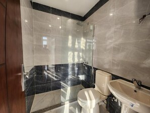 Jetted bath, hair dryer, bidet, towels - 92 Al Mansoureya Rd, Nazlet El-Semman, Al Haram, Giza Governorate 12557 (Giza Governorate)