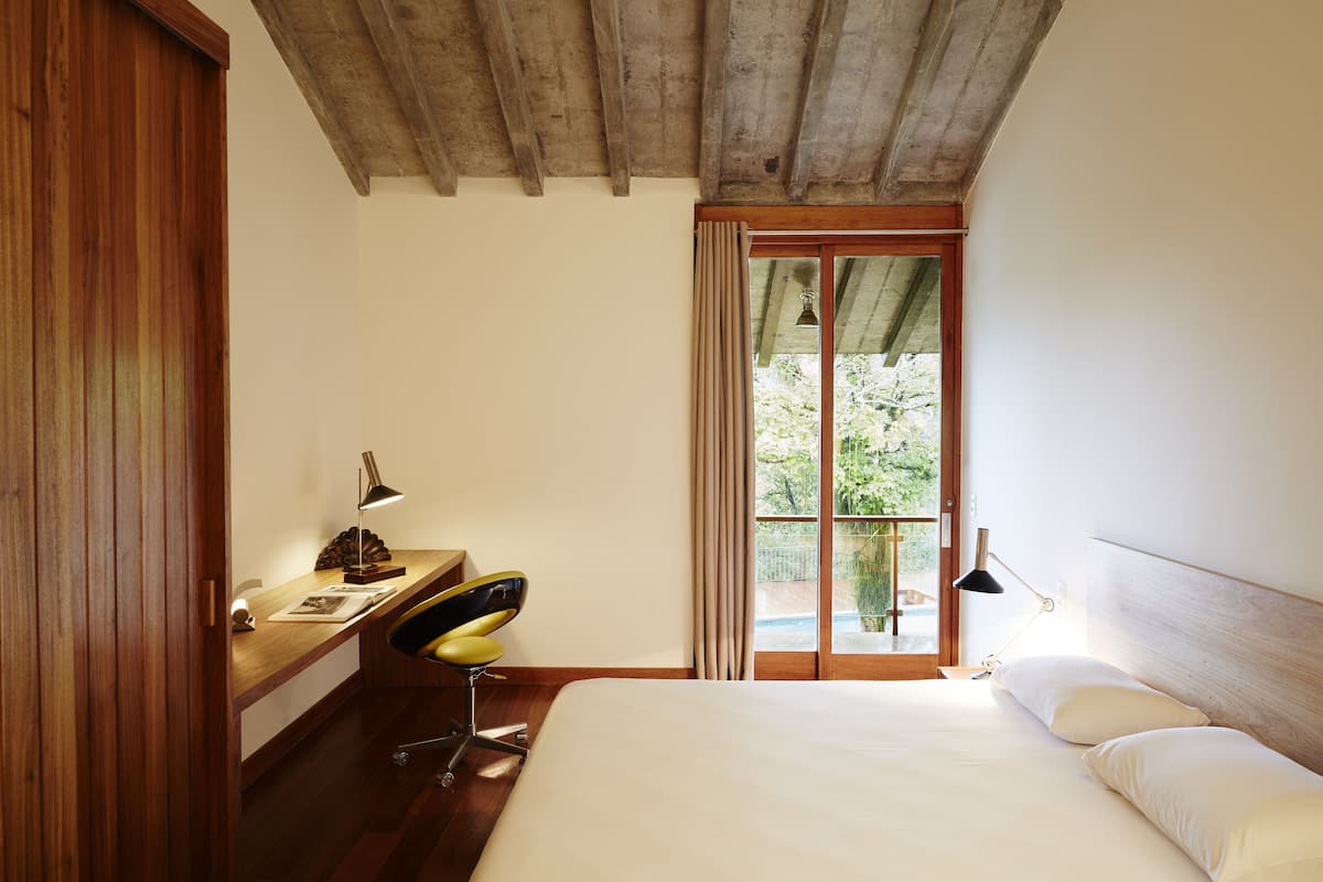 1 habitación, caja de seguridad en la habitación y escritorio