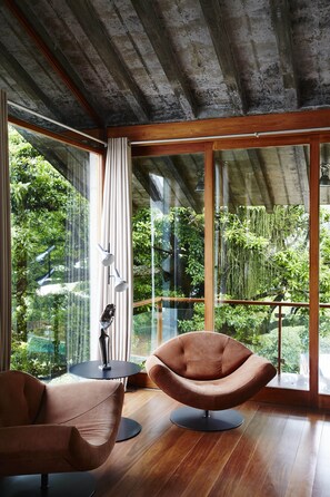 Deluxe Double Room | Living area