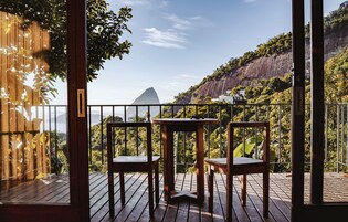 Suíte premium, vista para a montanha | Cofres nos quartos, escrivaninha, espaço de trabalho para notebook