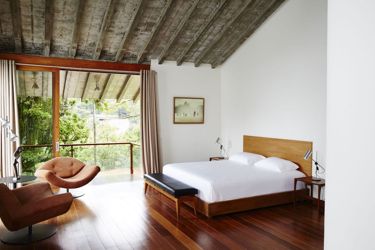 1 habitación, caja de seguridad en la habitación y escritorio