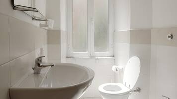 Douche, sĂšche-cheveux, bidet, serviettes fournies