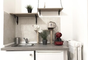 Kjøleskap, kaffetrakter/tekoker og vannkoker