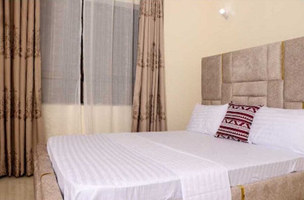 3 habitaciones, tabla de planchar con plancha, wifi y ropa de cama 
