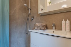 Douche, sèche-cheveux, bidet, serviettes fournies