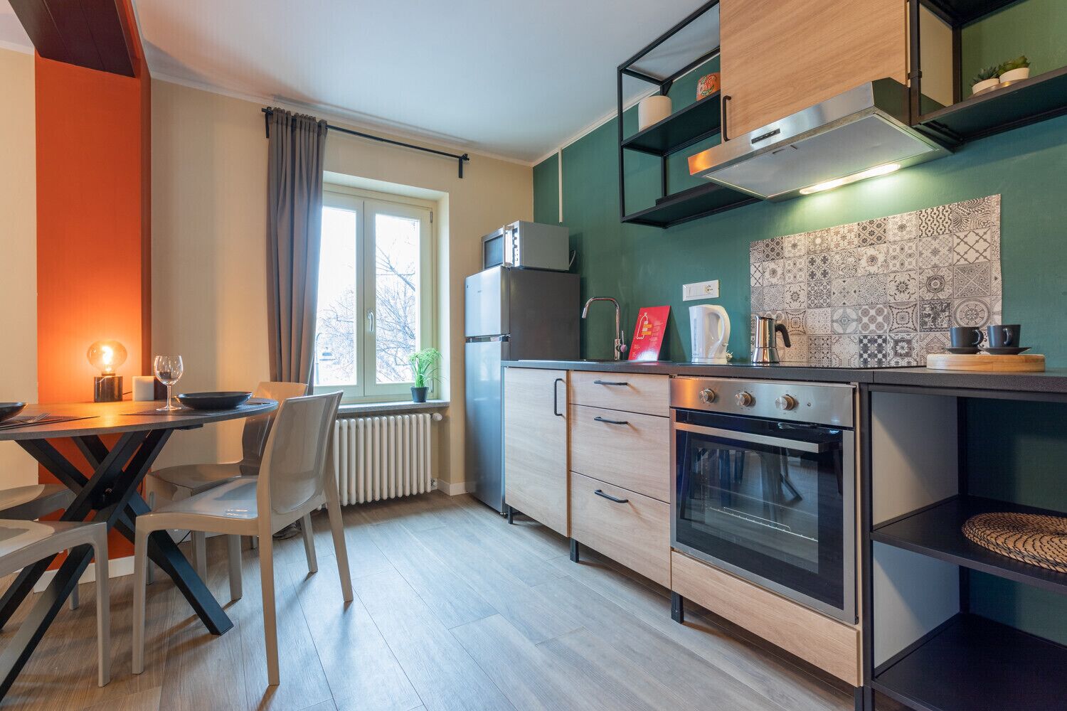 Kühlschrank, Mikrowelle, Ofen, Wasserkocher