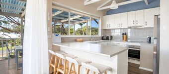 Seahaven - Pet Friendly with Ocean Views- 2 Mins to Beach