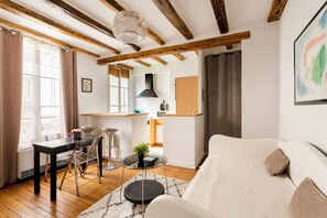 1 bedroom, iron/ironing board, travel cot, WiFi - Sévigné le Marais Place des Vosges (Paris)