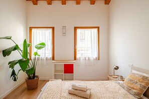 3 quartos, berço de viagem, Wi-Fi de cortesia, roupa de cama