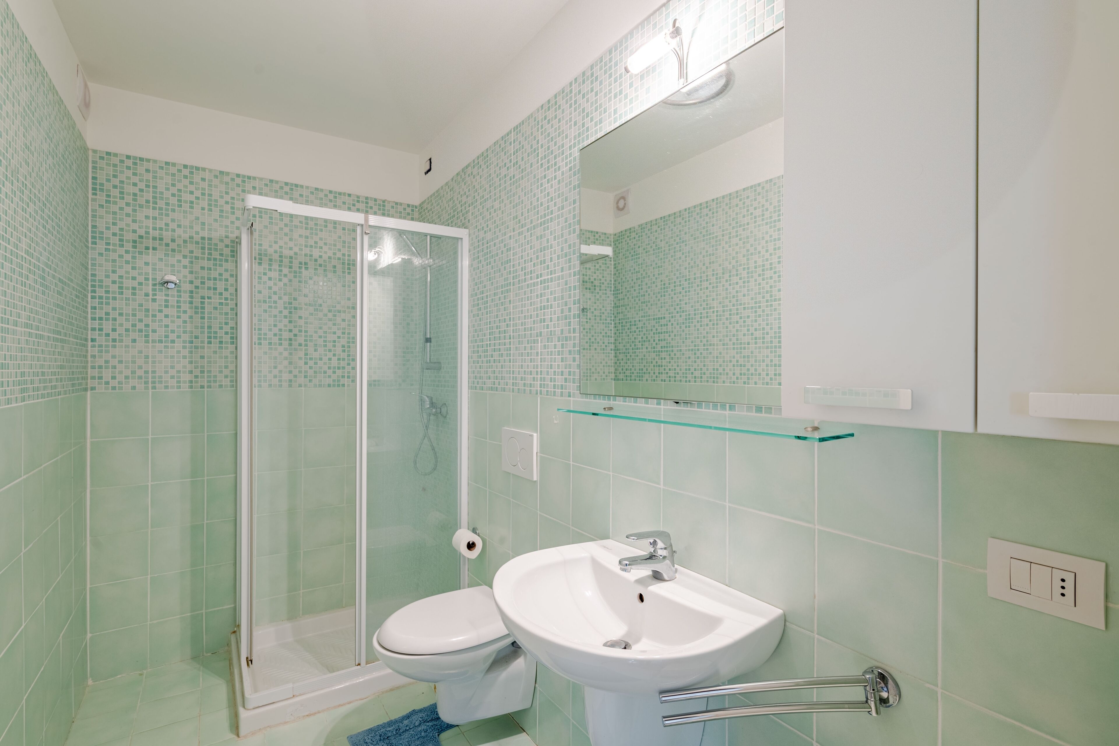Een douche, een haardroger, een bidet, handdoeken