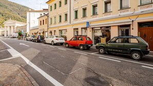 A street with parked cars and buildings. - Ca Mantoet Valdobbiadene - 3Bedroom Loft (Valdobbiadene)