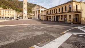 A square with a clock tower, historic buildings, and a mountain backdrop. - Ca Mantoet Valdobbiadene - 3Bedroom Loft (Valdobbiadene)