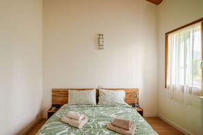 3 bedrooms, travel cot, free WiFi, bed sheets