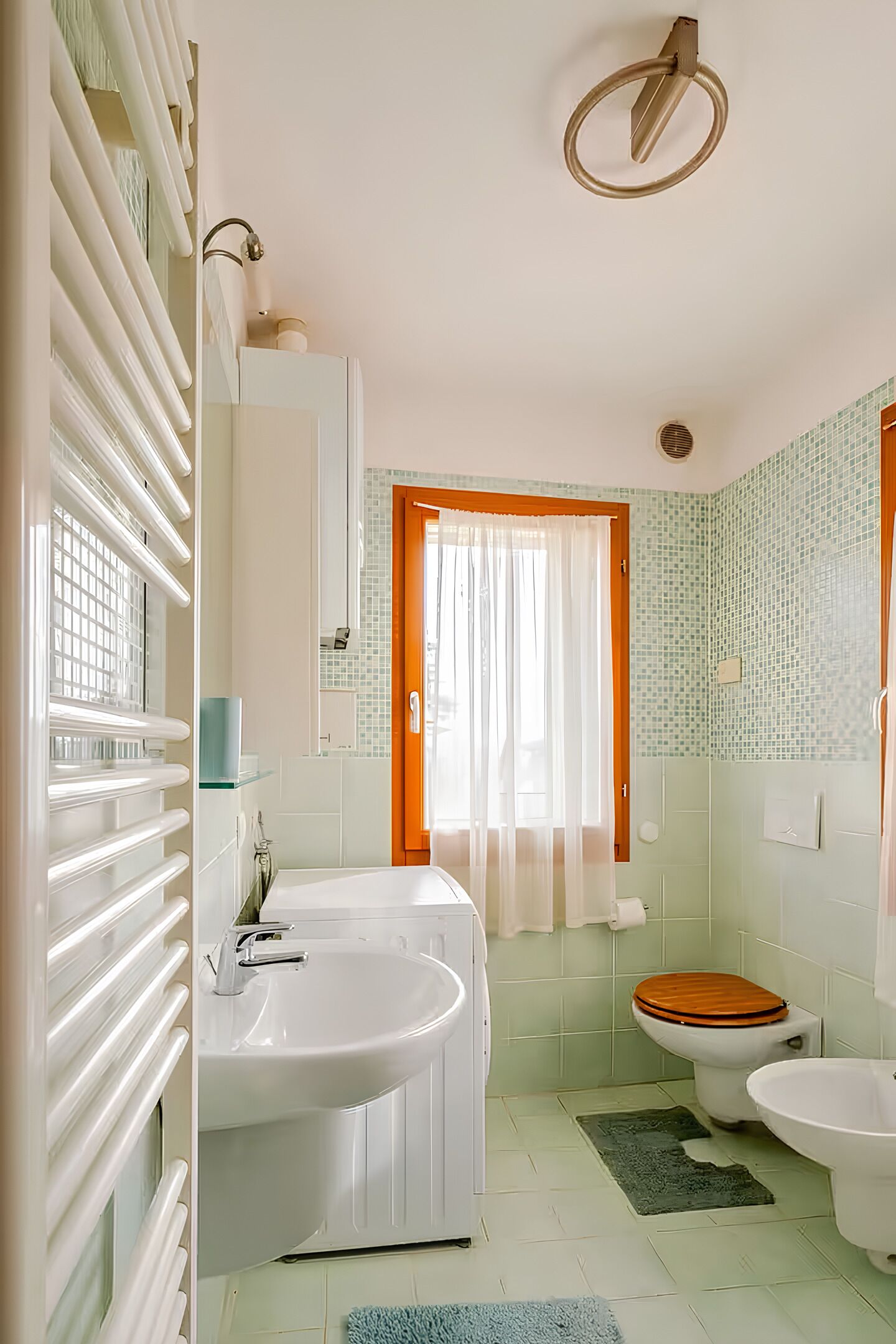 Douche, sèche-cheveux, bidet, serviettes fournies