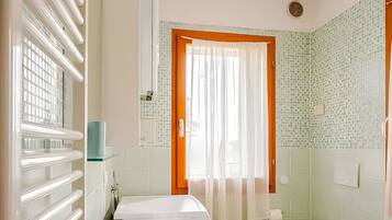 Chuveiro, secador de cabelo, bidê, toalhas de banho