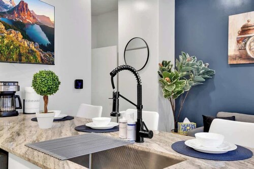 Modish 1BR: BOK, Near Blue Dome, Pets Allowed