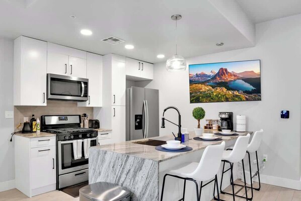 Réfrigérateur, micro-ondes, four, plaque de cuisson