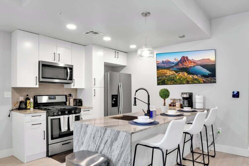 Modish 1BR: BOK, Near Blue Dome, Pets Allowed