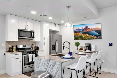 Modish 1BR: BOK, Near Blue Dome, Pets Allowed