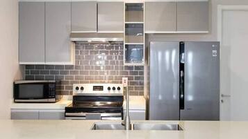 Full-sized fridge, microwave, oven, stovetop