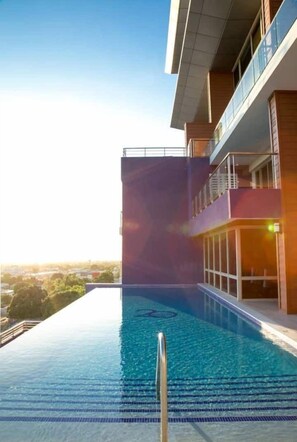 Outdoor pool - 20 South Apartment (Kingston)